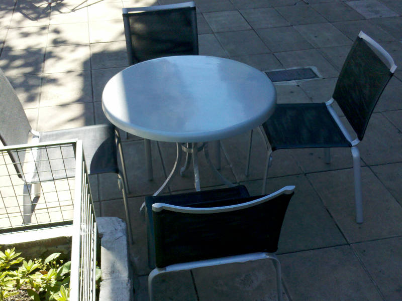 Juego de mesa con tablero de 80 cm de diámetro de fibra de vidrio plateado y base de aluminio rebatible y sillas MALIBU