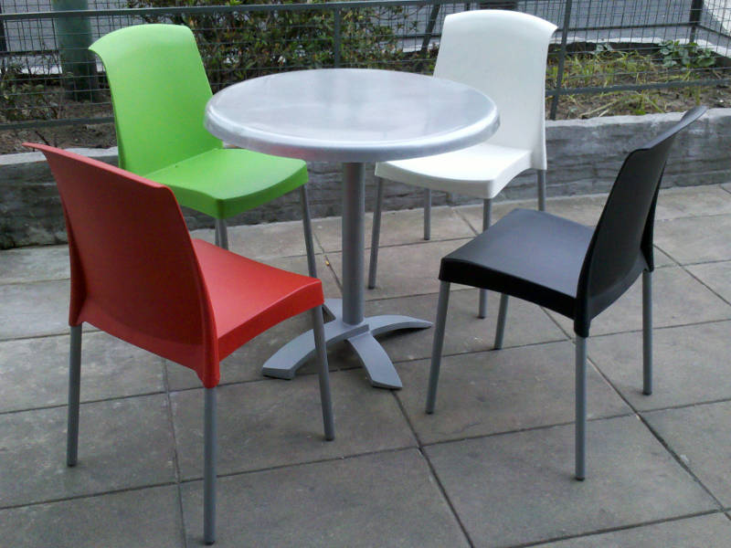 Juego de mesa con tablero de 80 cm de diámetro de fibra de vidrio plateado y base de aluminio rebatible y sillas Sol