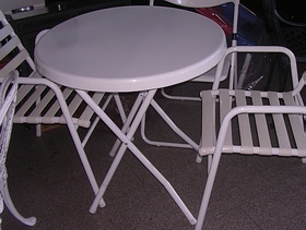 Mesa plegable con pata de caño y tapa de resina plastica
