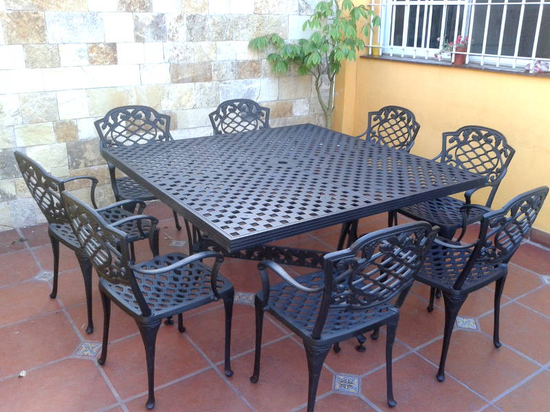 Juego CAIRO con mesa de 1.45 x 1.45m y 8 sillones