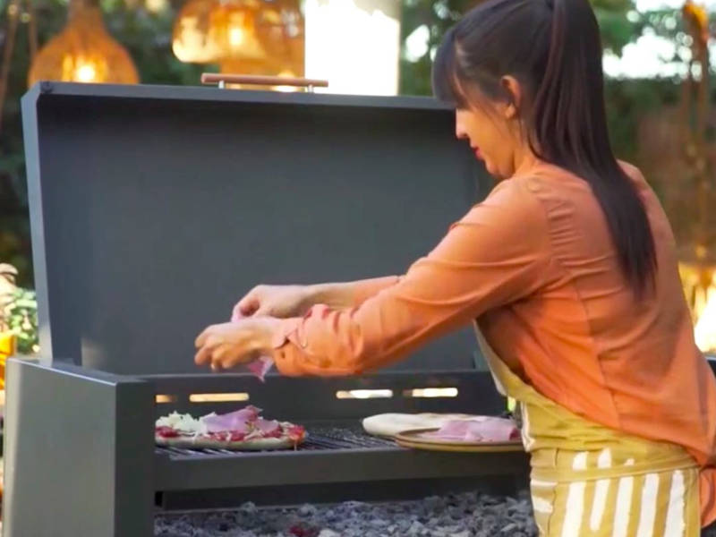 Felicitas haciendo pizza a la parrilla