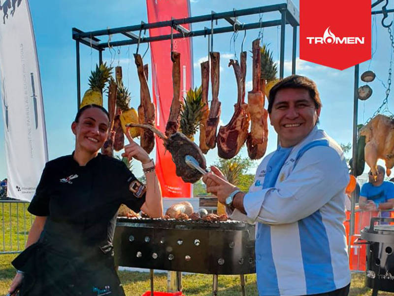 Parrilla a leña Duomo Oval con herraje redondo, plancha enlozada y perchero opcional para asar colgando la comida