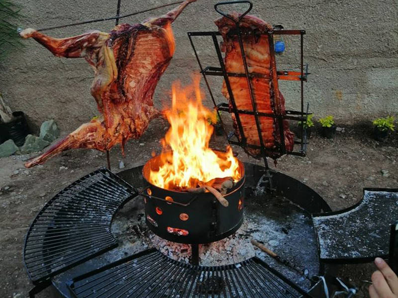 Asador Parrilla a leña Duomo con herraje redondo, plancha enlozada y cruz