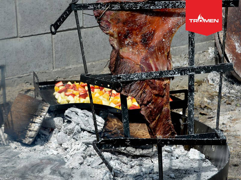 Asador Parrilla a leña Duomo con herraje redondo, plancha enlozada y cruz