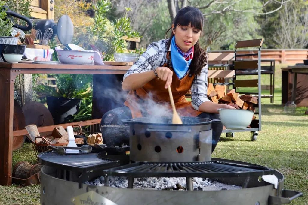 Parrilla asador Duomo de TROMEN, incluyen 2 modulos de parrilla de hierro redondo, una plancha enlozada y cruz asador